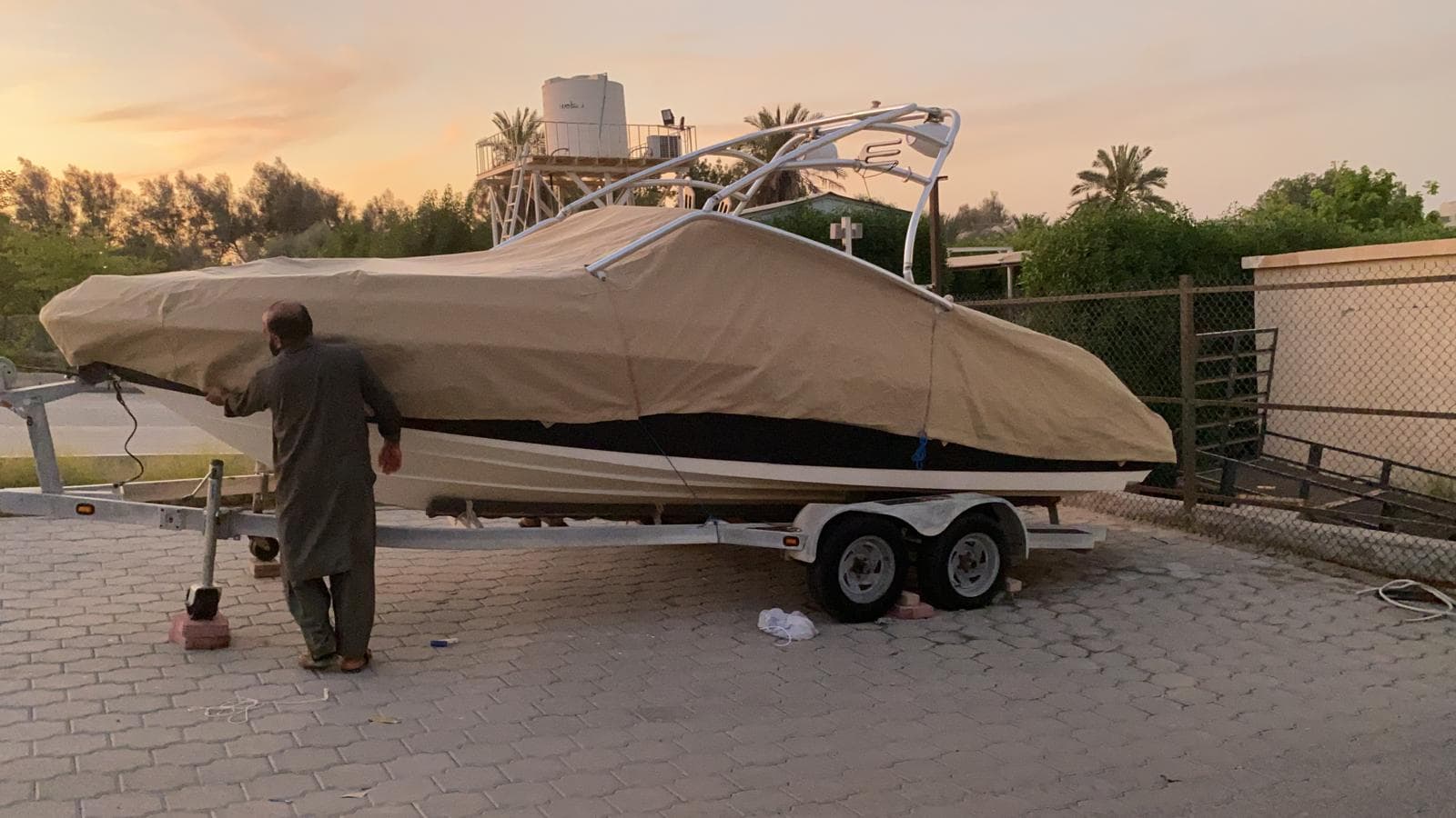 Boat cover fitted on a marine vessel